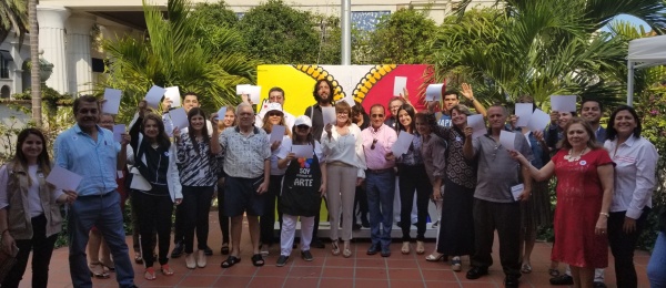 El Consulado de Colombia en Miami se une a la campaña #WhiteCard liderada por la organización Peace & Sport con ocasión del Día Internacional del Deporte para el Desarrollo y la Paz