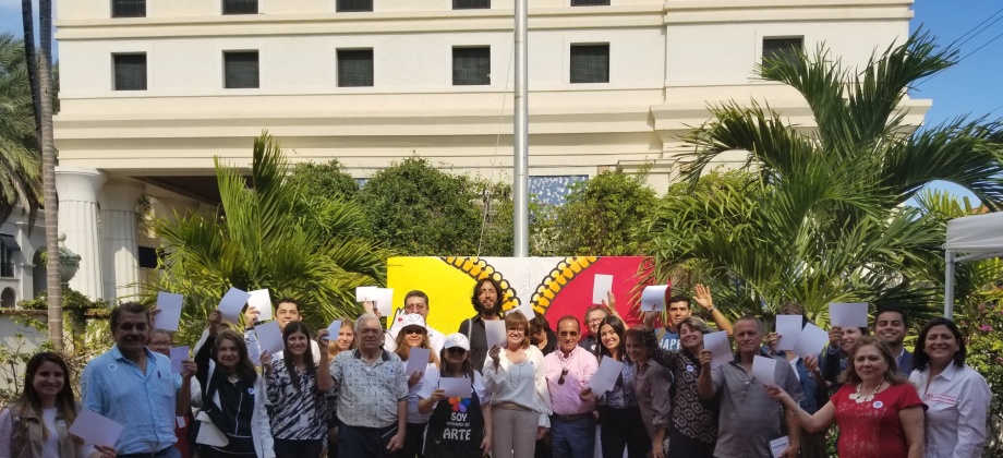El Consulado de Colombia en Miami se une a la campaña #WhiteCard liderada por la organización Peace & Sport con ocasión del Día Internacional del Deporte para el Desarrollo y la Paz
