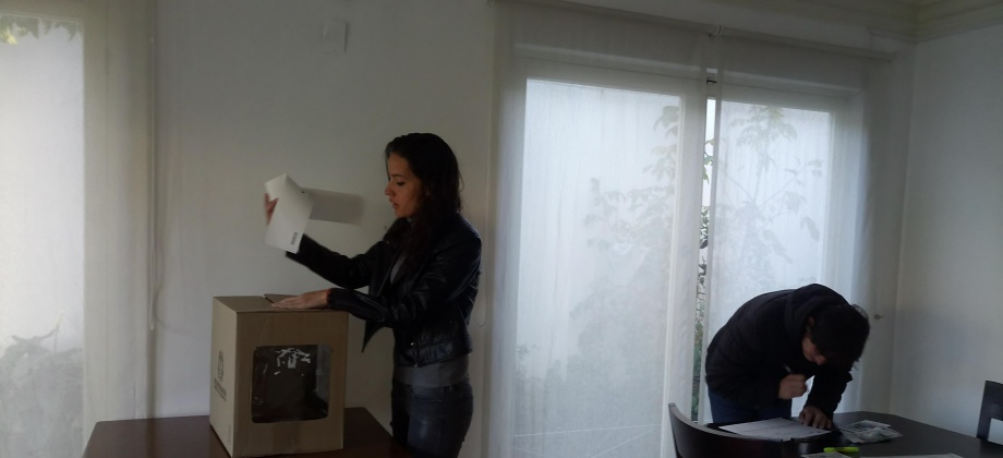 Inició la jornada electoral presidencial 2018 para la segunda vuelta en el Consulado de Colombia en La Paz