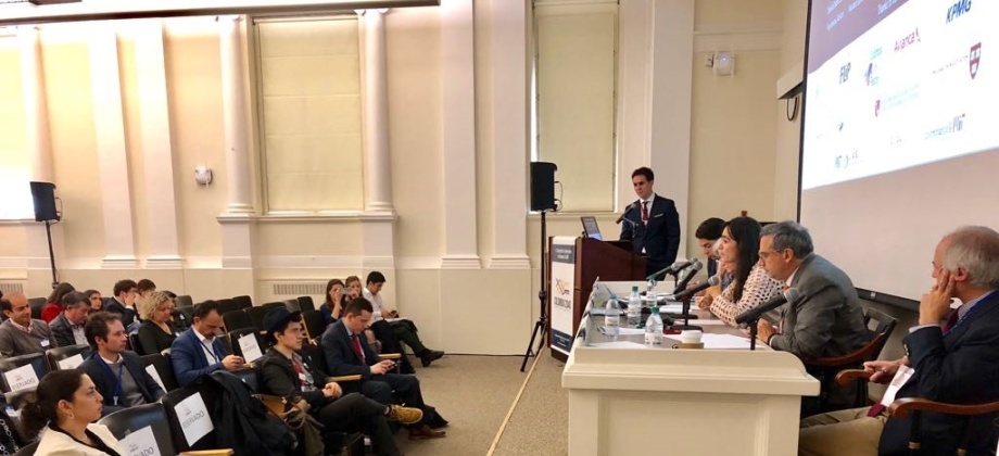 La Cónsul Yida Ximena Mora asiste al panel ‘Logrando la paz: Desafíos financieros, desarrollo y violencia’, en el marco de la V Conferencia de Colombia en MIT y Harvard