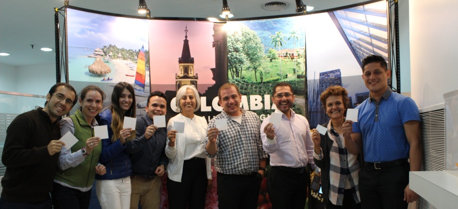 El Consulado de Colombia en Buenos Aires se une a la campaña #WhiteCard liderada por la organización Peace & Sport con ocasión del Día Internacional del Deporte para el Desarrollo y la Paz